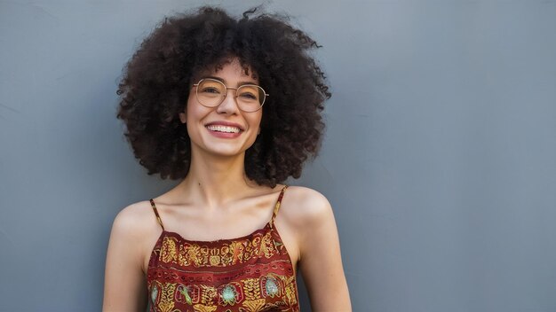 Joven hermosa mujer sonriente en colorido vestido de verano marrón aislado en blanco de longitud completa