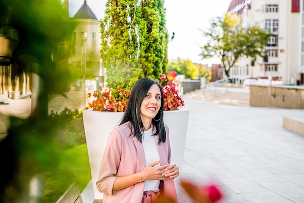 Joven hermosa mujer sonriente hipster en traje de moda de verano Mujer despreocupada sexy posando en una calle