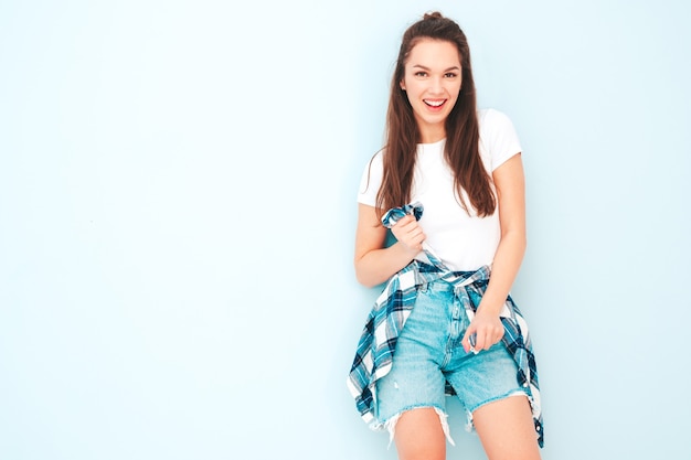 Joven hermosa mujer sonriente en ropa de moda de verano hipster