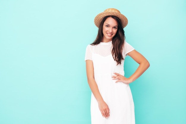 Joven hermosa mujer sonriente en ropa de verano de moda Mujer sexy despreocupada posando junto a la pared en el estudio Modelo morena positiva divirtiéndose Alegre y feliz Con sombrero