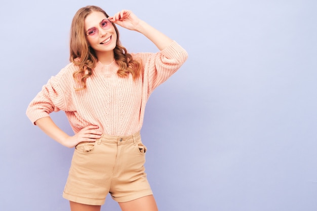 Joven hermosa mujer sonriente en ropa de verano de moda