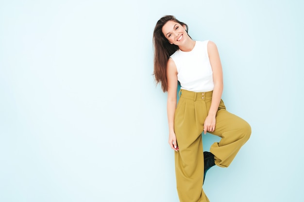 Joven hermosa mujer sonriente en ropa de verano de moda