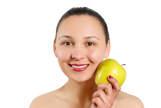 Joven hermosa mujer sonriente toca la manzana para enfrentar. aislado en blanco