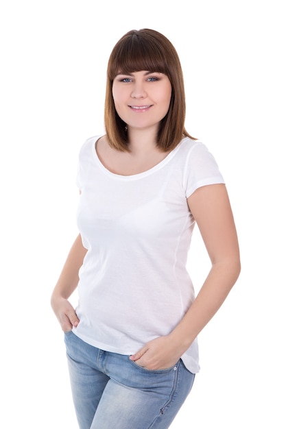 Joven hermosa mujer de talla grande en camiseta blanca en blanco posando aislada sobre fondo blanco