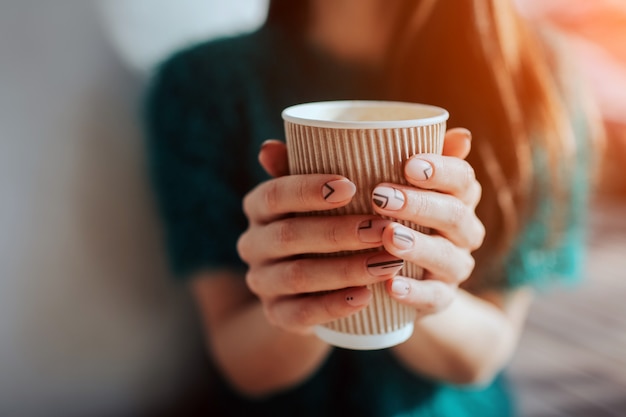 Joven hermosa mujer tomando café en el bar cafetería