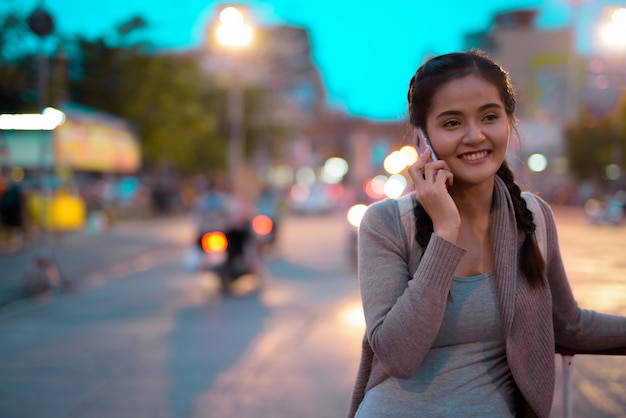 Joven hermosa mujer turista asiática explorando Nakhon Pathom