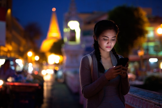 Joven hermosa mujer turista asiática explorando Nakhon Pathom