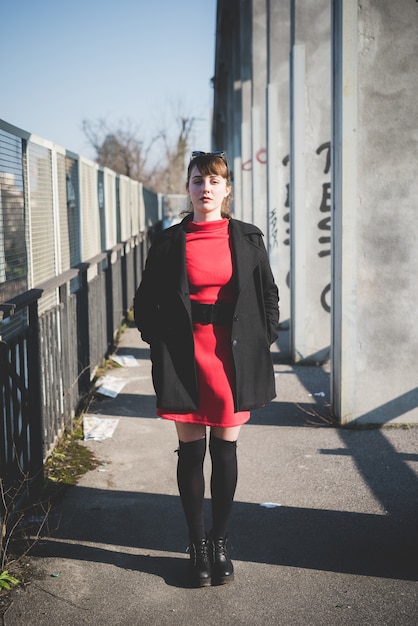 joven hermosa mujer vestida de hipster vintage rojo