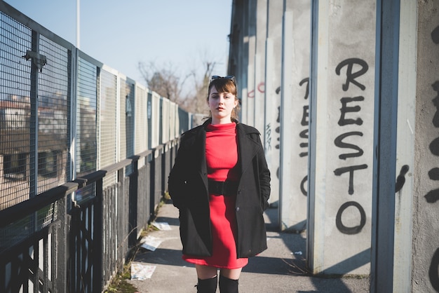 joven hermosa mujer vestida de hipster vintage rojo