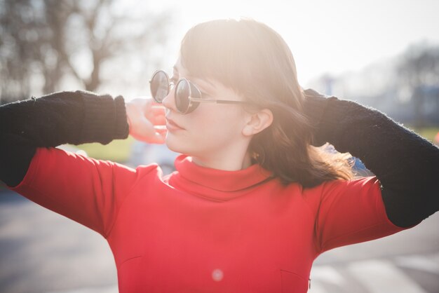 Foto joven hermosa mujer vestida de hipster vintage rojo