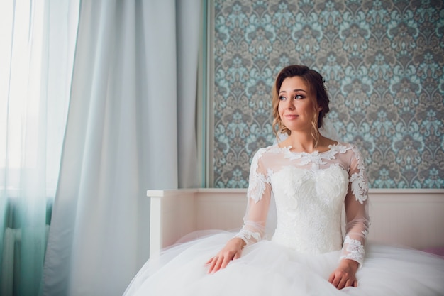 Joven hermosa mujer en vestido de novia