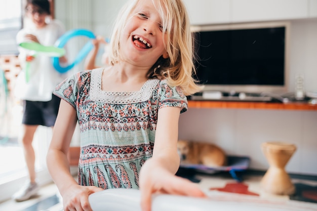 Foto joven hermosa niña interior en casa jugando con globo