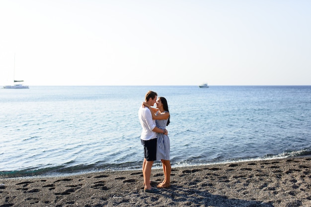 Joven hermosa pareja besándose en el fondo del mar.