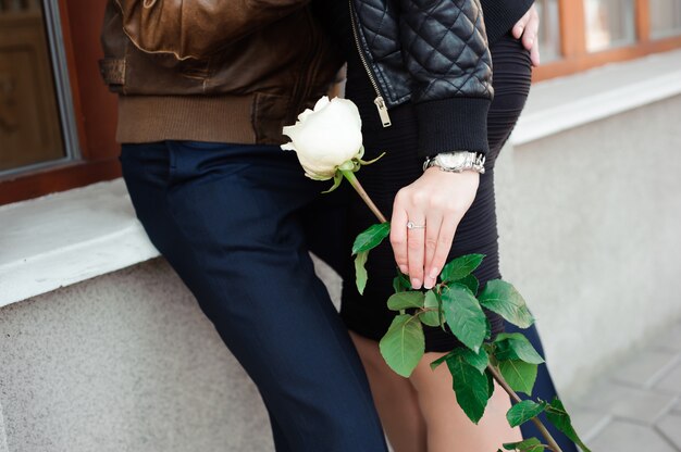 Joven hermosa pareja de enamorados posando al aire libre en la ciudad