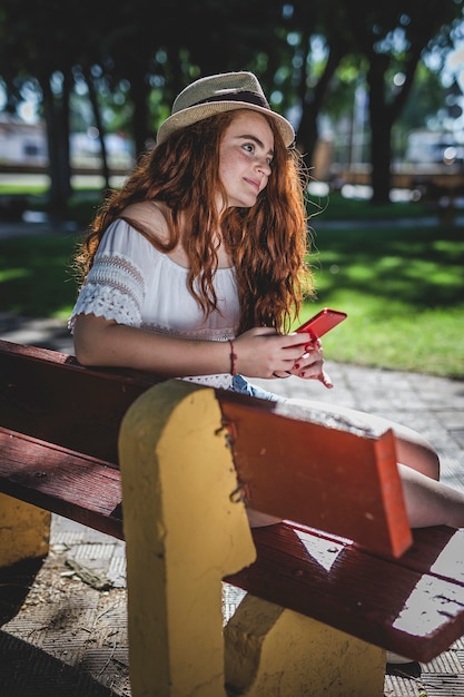 joven hermosa pelirroja feliz con pecas