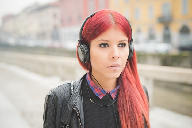 joven hermosa pelirroja venezolana mujer estilo de vida escuchar música