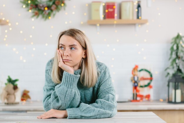 Una joven hermosa se quedó sola en casa durante las vacaciones de Año Nuevo y Navidad.