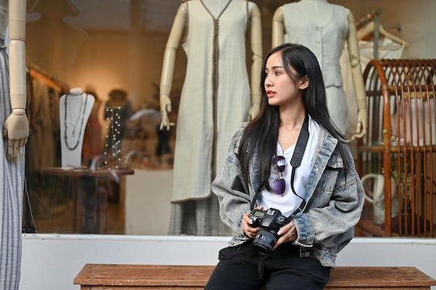 Joven hermosa turista sentada frente a la tienda local descansando y relajándose