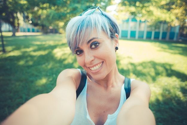 joven hermoso corto cabello azul hipster mujer selfie