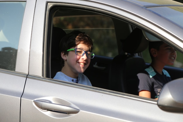 Joven hermoso en un viaje de campamento en el bosque de fondo de verano