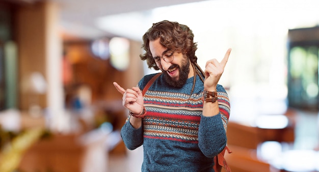 Joven hippie hombre bailando