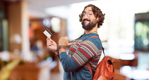 Foto joven hippie con tarjeta de crédito.