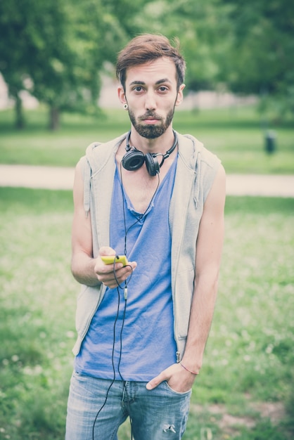 joven hipster hombre gay escuchando auriculares de música