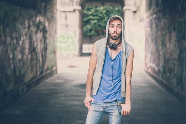 joven hipster hombre gay escuchando auriculares de música