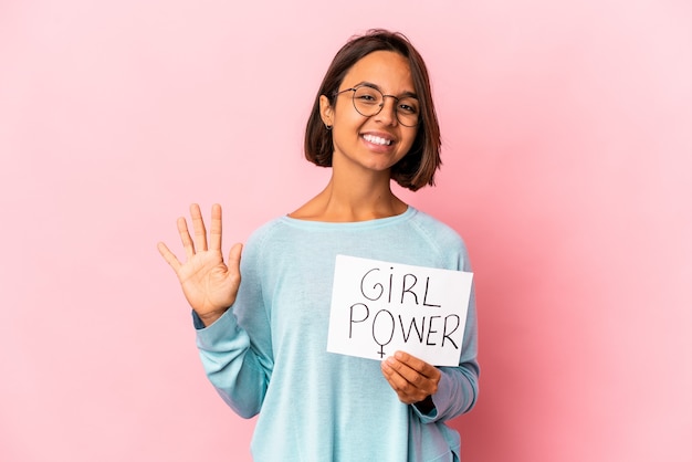 Foto joven hispana aislada sosteniendo un cartel de poder femenino