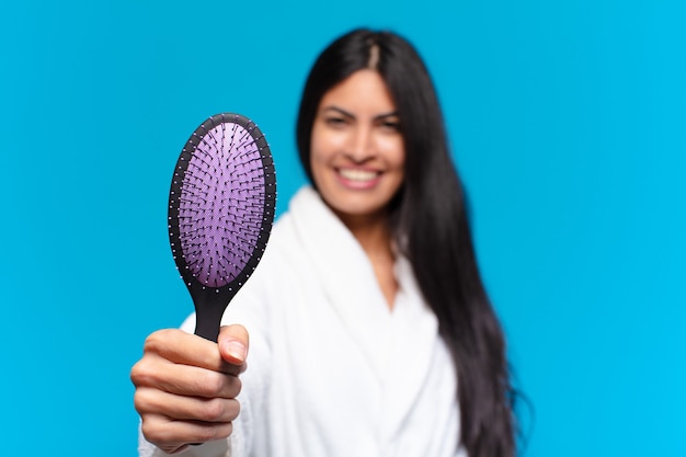 Joven hispana con un cepillo de pelo