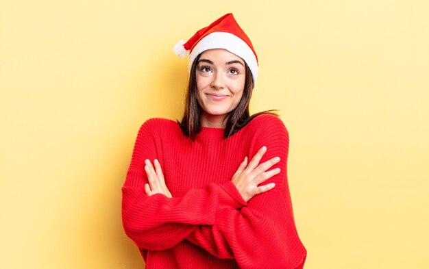 Joven hispana encogiéndose de hombros, sintiéndose confusa e insegura. concepto de navidad y año nuevo