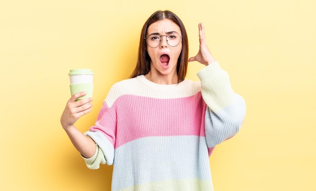 Joven hispana gritando con las manos en el aire. concepto de café para llevar