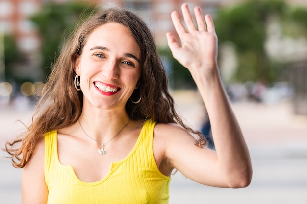 Joven hispana con hablar sonrisa feliz mirando a la cámara