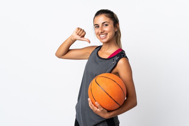 Joven hispana jugando baloncesto sobre fondo blanco aislado orgulloso y satisfecho de sí mismo