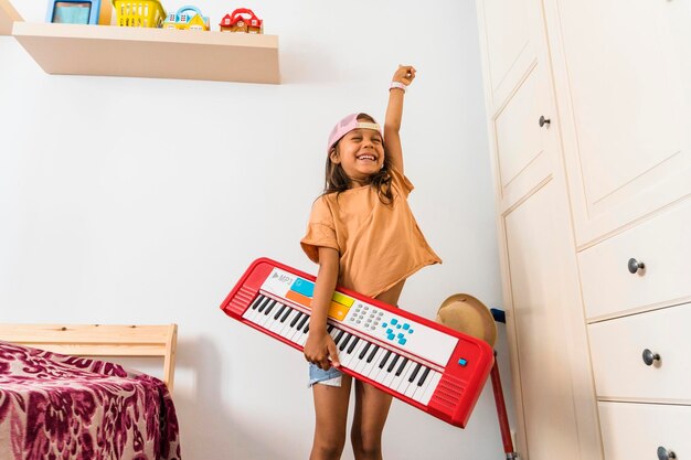 Foto una joven hispana con un piano