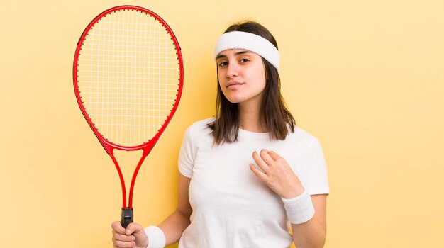 Joven hispana que parece arrogante, exitosa, positiva y orgullosa concepto de tenis