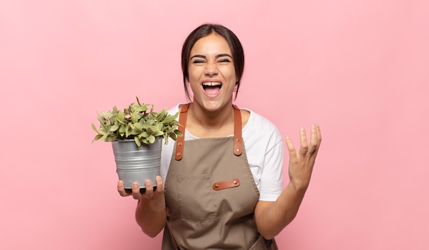 Foto joven hispana que parece desesperada y frustrada, estresada, infeliz y molesta, gritando y gritando