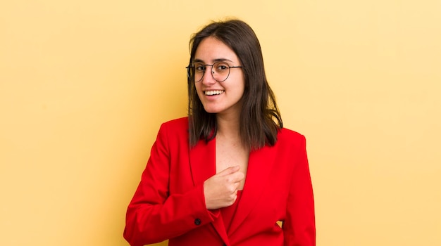 Joven hispana que se siente feliz y enfrenta un desafío o celebra el concepto de negocio