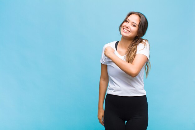 Joven hispana que se siente feliz, positiva y exitosa, motivada al enfrentar un desafío o celebrar buenos resultados