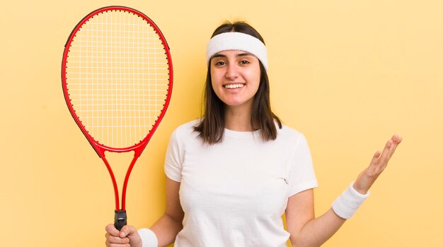 Joven hispana que se siente feliz sorprendida al darse cuenta de una solución o concepto de idea de tenis