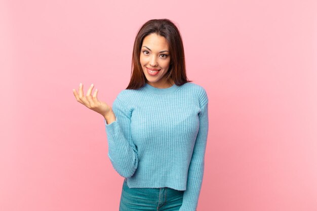 Joven hispana que se siente feliz sorprendida al darse cuenta de una solución o idea