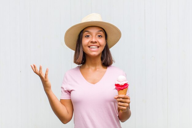 Joven hispana que se siente feliz, sorprendida y alegre, sonriendo con actitud positiva, dándose cuenta de una solución o idea