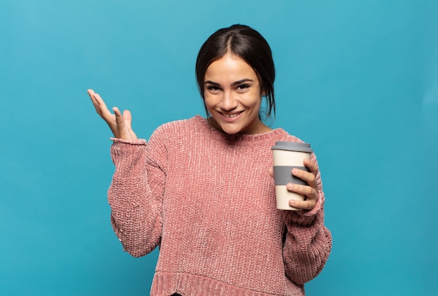 Joven hispana que se siente feliz, sorprendida y alegre, sonriendo con actitud positiva, dándose cuenta de una solución o idea