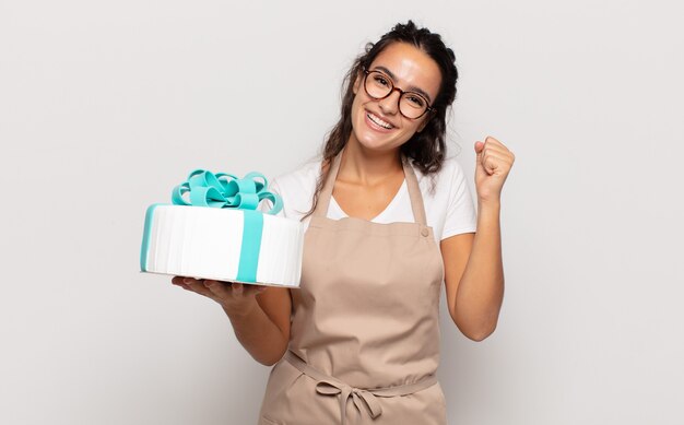 Joven hispana que se siente sorprendida, emocionada y feliz, riendo y celebrando el éxito, diciendo ¡guau!