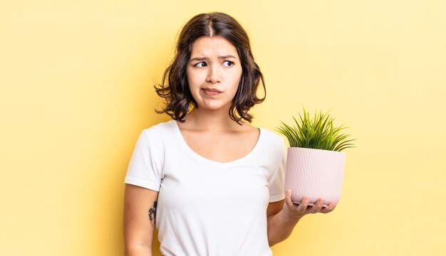 Joven hispana que se siente triste, molesta o enojada y mirando hacia un lado. concepto de crecimiento