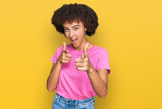 Joven hispana con ropa informal señalando con el dedo a la cámara con cara feliz y divertida buena energía y vibraciones