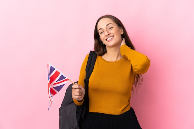 Joven hispana sosteniendo una bandera del Reino Unido riendo