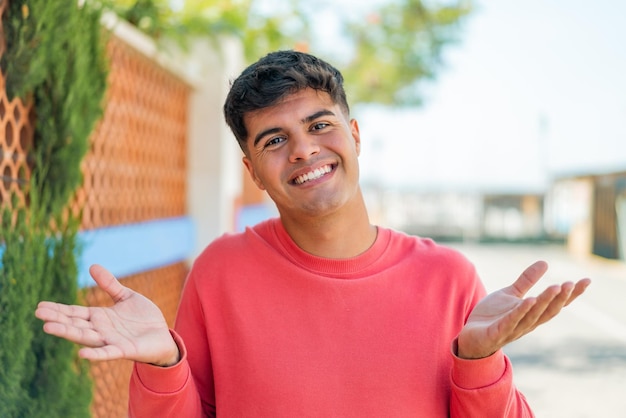 Foto joven hispano al aire libre sonriendo