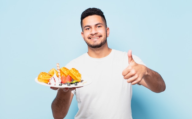 Joven hispano con expresión feliz