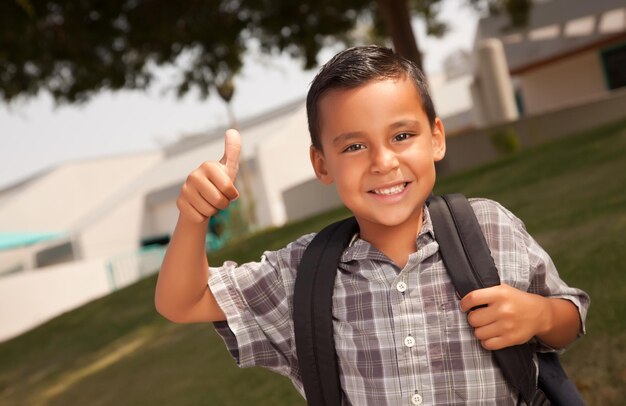 Un joven hispano feliz listo para la escuela